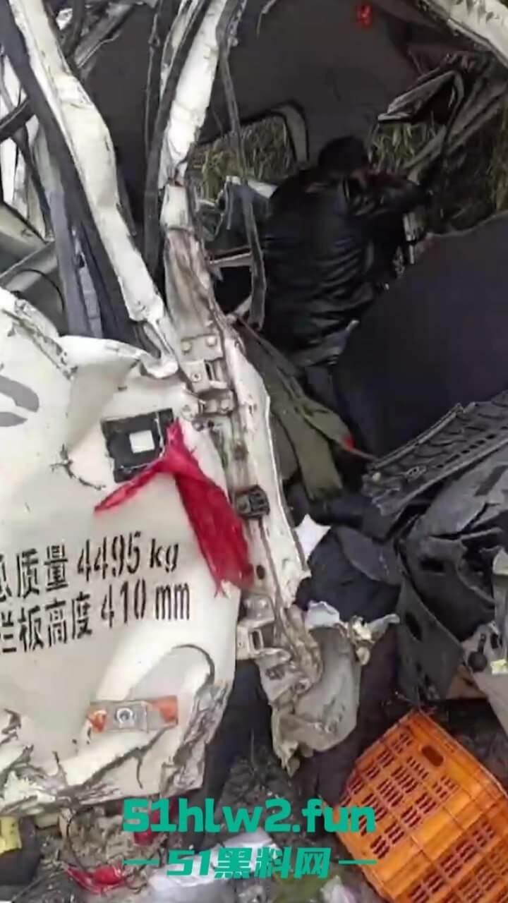 开车打盹儿险送命!湖南石门皂市水库一货车突然失控撞上山体,车头报废人差点归西 。 第5张 开车打盹儿险送命!湖南石门皂市水库一货车突然失控撞上山体,车头报废人差点归西 。 第5张