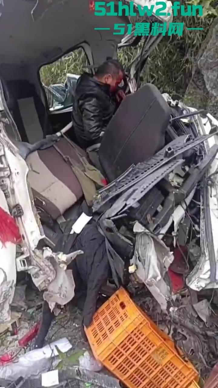 开车打盹儿险送命!湖南石门皂市水库一货车突然失控撞上山体,车头报废人差点归西 。 第7张 开车打盹儿险送命!湖南石门皂市水库一货车突然失控撞上山体,车头报废人差点归西 。 第7张