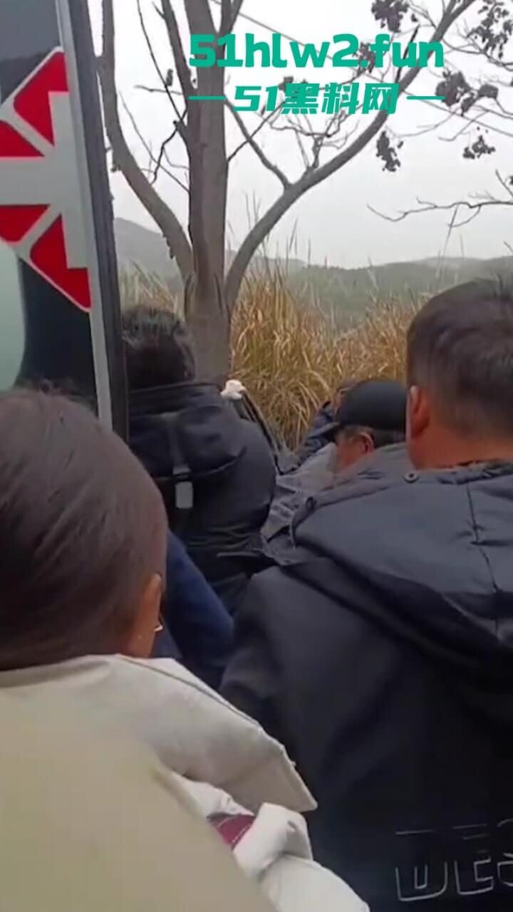 开车打盹儿险送命!湖南石门皂市水库一货车突然失控撞上山体,车头报废人差点归西 。 第8张 开车打盹儿险送命!湖南石门皂市水库一货车突然失控撞上山体,车头报废人差点归西 。 第8张