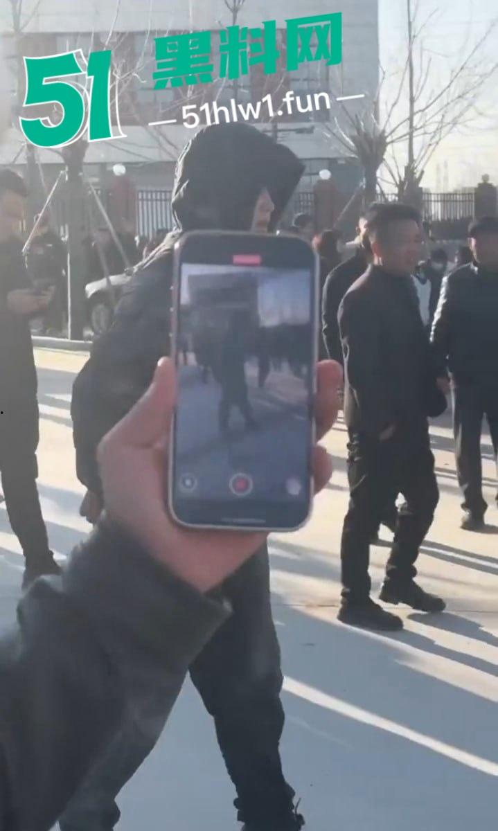 蒲城职校坠亡男生事件发酵,知情人爆料重重疑点,官方表态排除刑案,网友却不买账! 第8张 蒲城职校坠亡男生事件发酵,知情人爆料重重疑点,官方表态排除刑案,网友却不买账! 第8张