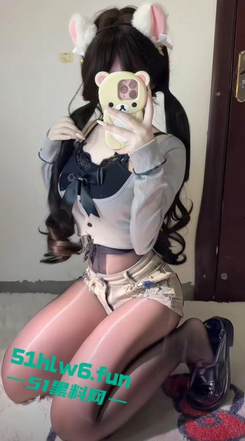 抖音30万粉美少女萝莉【曼萝】大尺度福利视频,小野猫穿肚兜玩弄巨乳假阳具镜前发骚自慰。 第1张 抖音30万粉美少女萝莉【曼萝】大尺度福利视频,小野猫穿肚兜玩弄巨乳假阳具镜前发骚自慰。 第1张