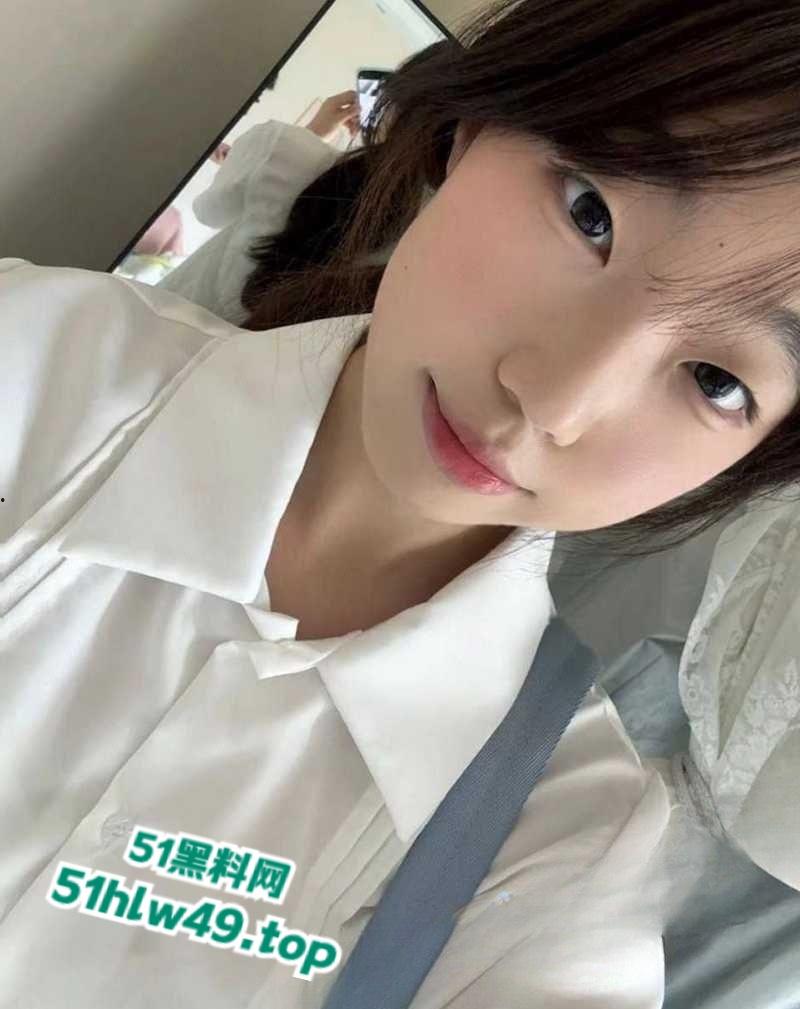 云南师范大学眼镜妹【周晓琴】高颜值学妹私下寂寞难耐，在家自拍火辣自慰视频，撩骚求人狠狠插入！  第3张