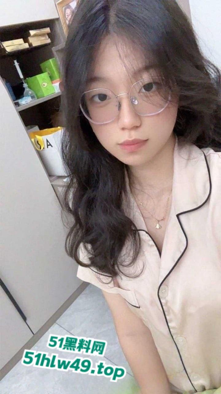 云南师范大学眼镜妹【周晓琴】高颜值学妹私下寂寞难耐，在家自拍火辣自慰视频，撩骚求人狠狠插入！  第4张