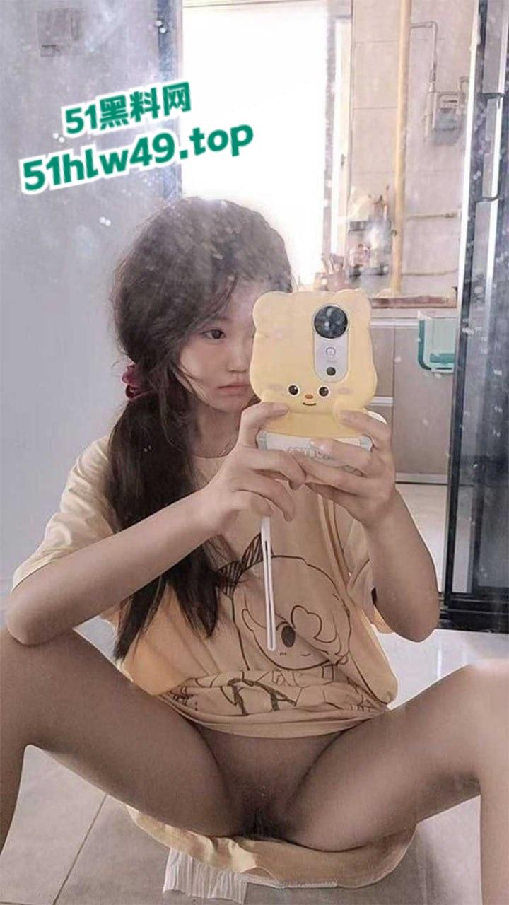 云南师范大学眼镜妹【周晓琴】高颜值学妹私下寂寞难耐，在家自拍火辣自慰视频，撩骚求人狠狠插入！  第7张