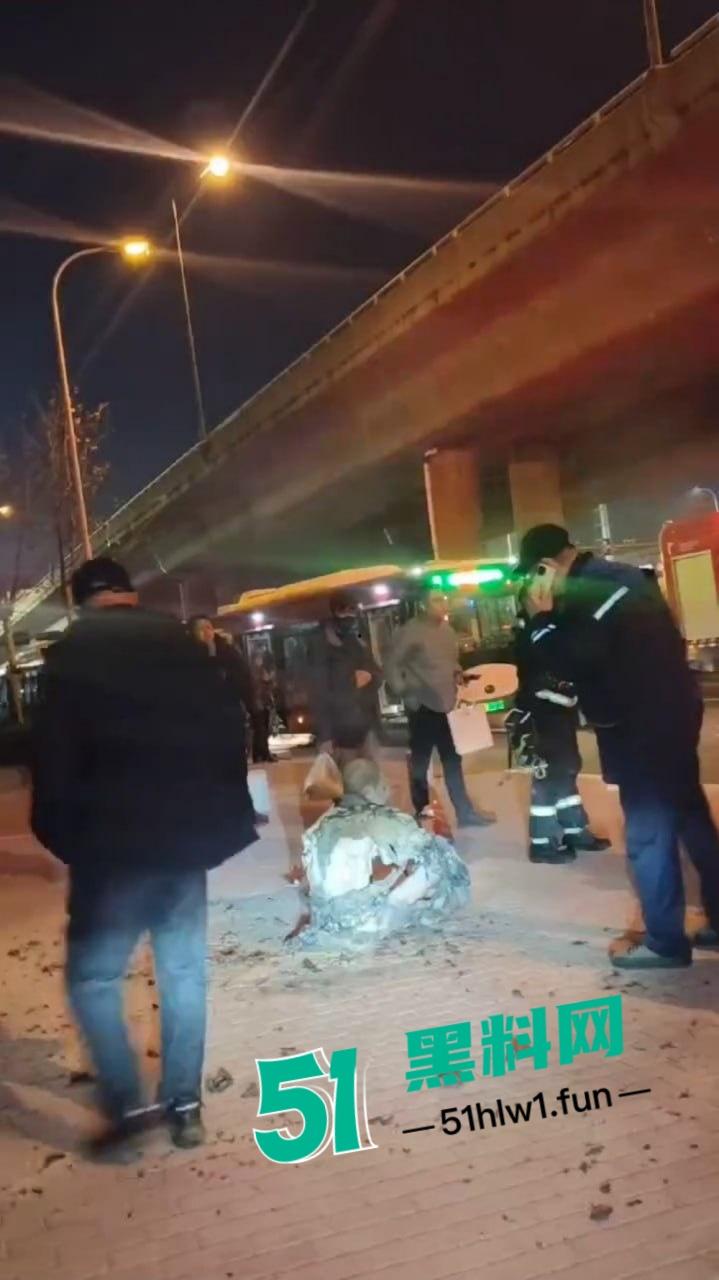 青岛海尔路上演火焰奇葩秀,自焚哥一身火光冲天 想变凤凰结果成了烧鸡? 第1张 青岛海尔路上演火焰奇葩秀,自焚哥一身火光冲天 想变凤凰结果成了烧鸡? 第1张