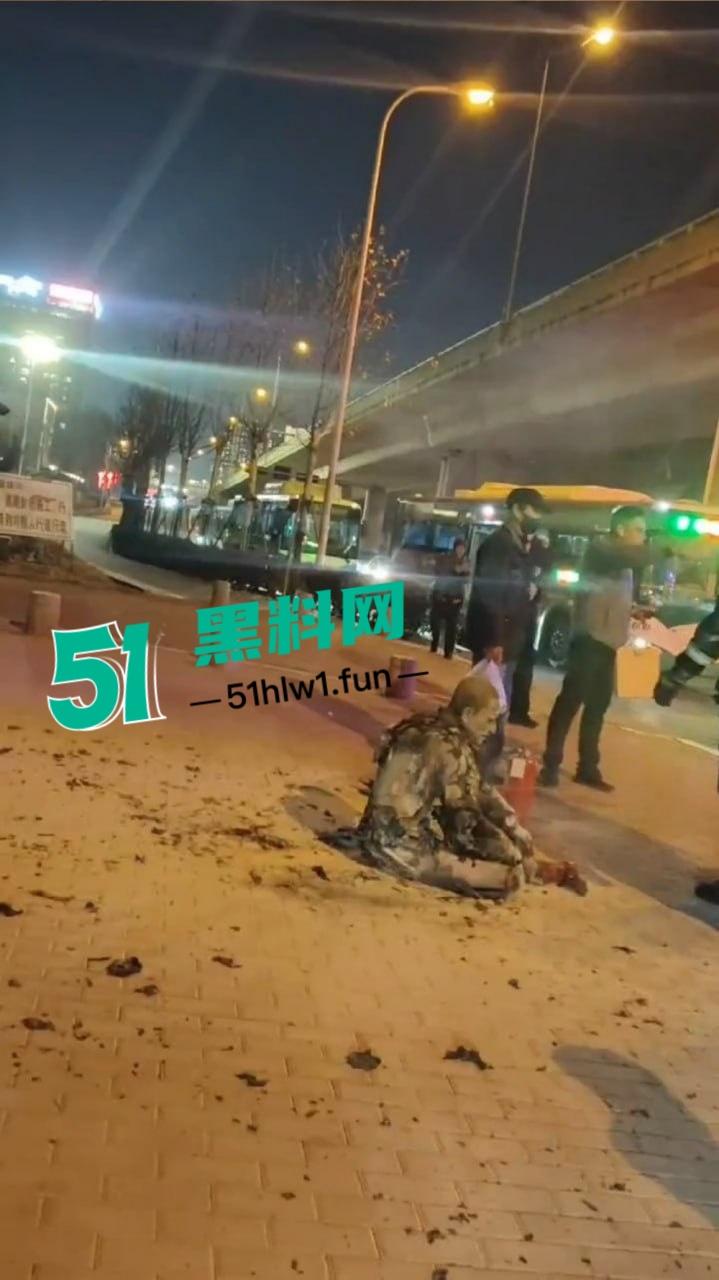 青岛海尔路上演火焰奇葩秀,自焚哥一身火光冲天 想变凤凰结果成了烧鸡? 第2张 青岛海尔路上演火焰奇葩秀,自焚哥一身火光冲天 想变凤凰结果成了烧鸡? 第2张