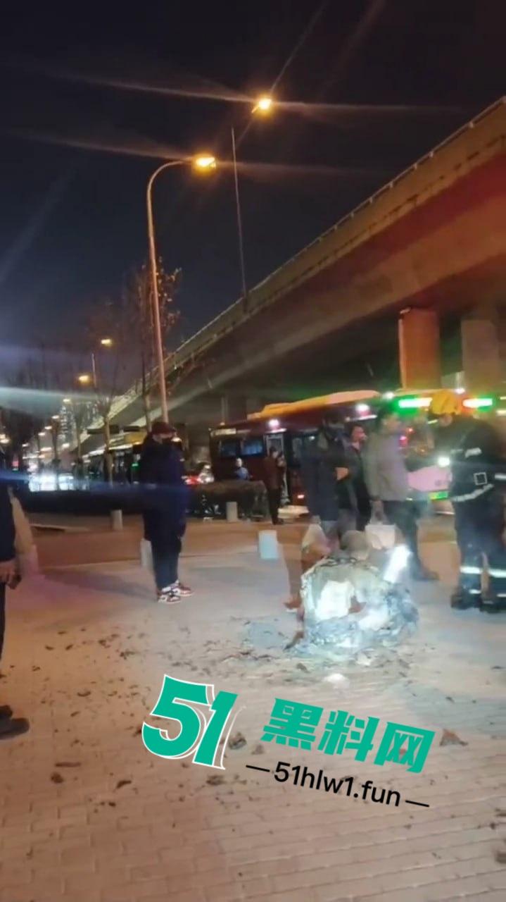 青岛海尔路上演火焰奇葩秀,自焚哥一身火光冲天 想变凤凰结果成了烧鸡? 第3张 青岛海尔路上演火焰奇葩秀,自焚哥一身火光冲天 想变凤凰结果成了烧鸡? 第3张