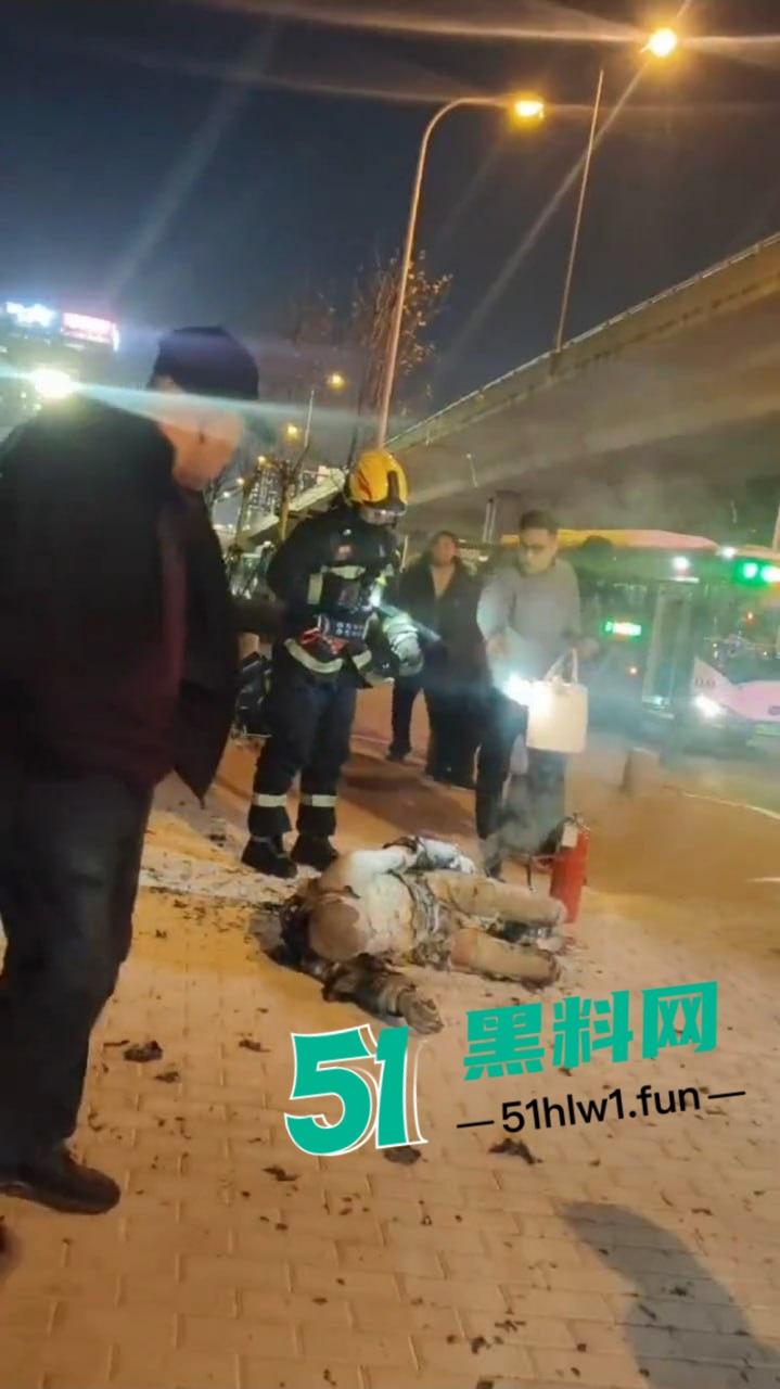 青岛海尔路上演火焰奇葩秀,自焚哥一身火光冲天 想变凤凰结果成了烧鸡? 第4张 青岛海尔路上演火焰奇葩秀,自焚哥一身火光冲天 想变凤凰结果成了烧鸡? 第4张