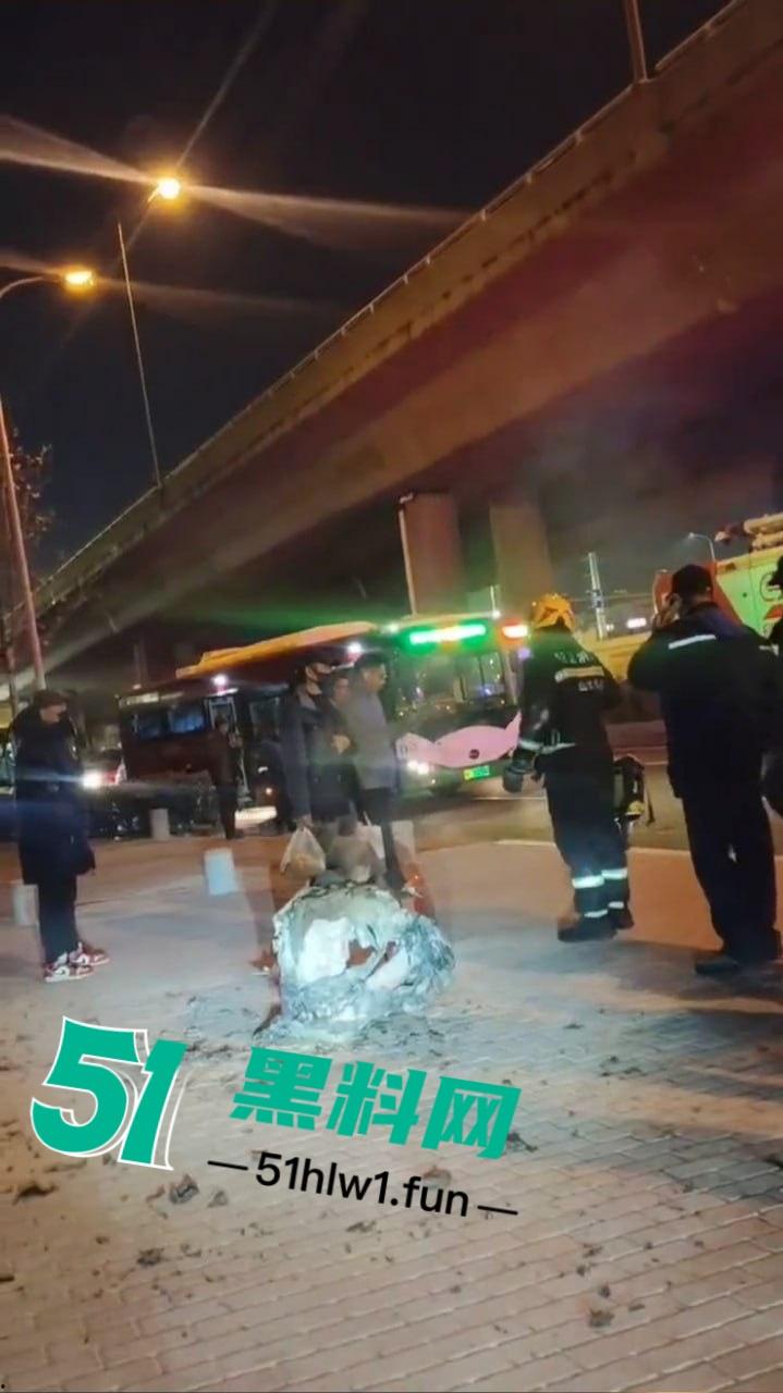 青岛海尔路上演火焰奇葩秀,自焚哥一身火光冲天 想变凤凰结果成了烧鸡? 第5张 青岛海尔路上演火焰奇葩秀,自焚哥一身火光冲天 想变凤凰结果成了烧鸡? 第5张