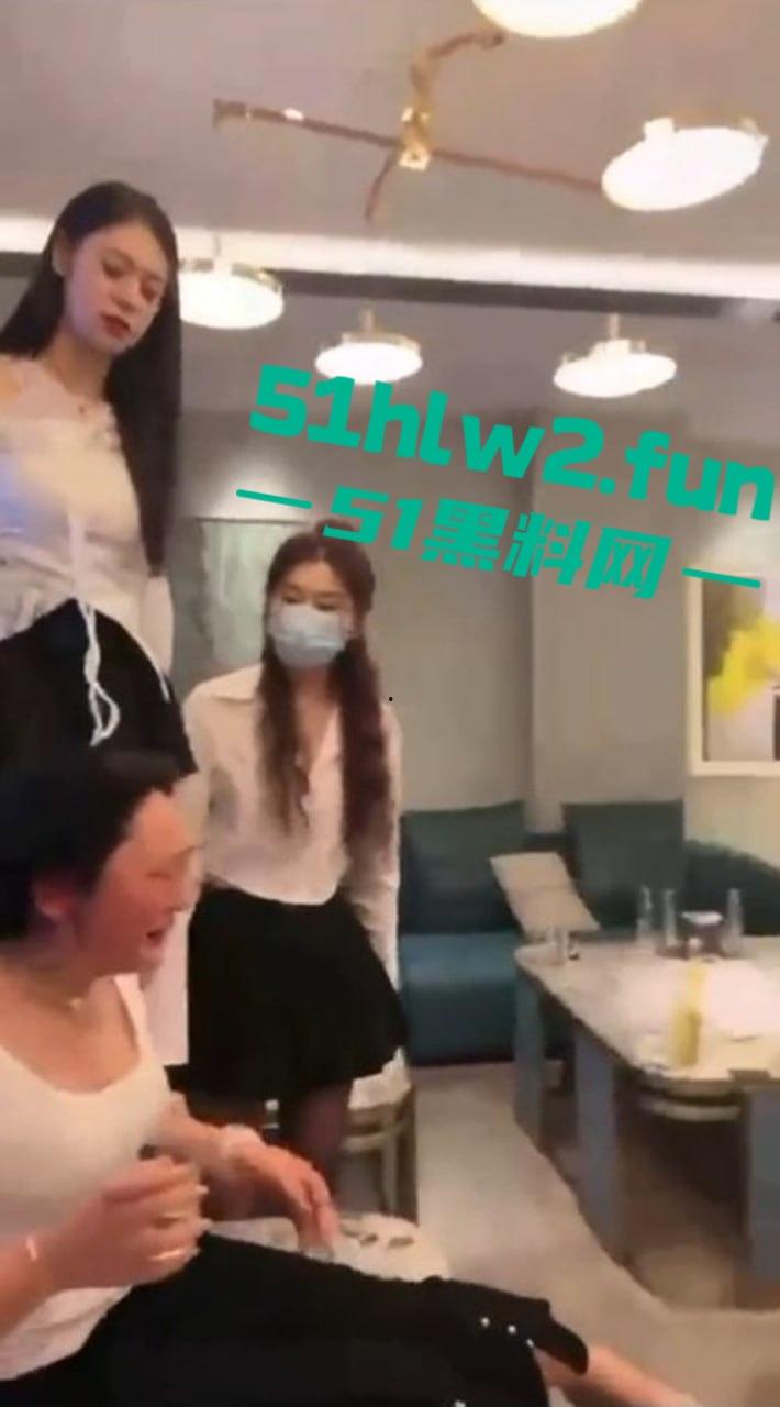 陪酒圈太狠了美女陪酒小妹被按住灌尿凌辱，几个集美联手欺负抢大哥的女人，集美上演塑料姐妹花大战  第1张