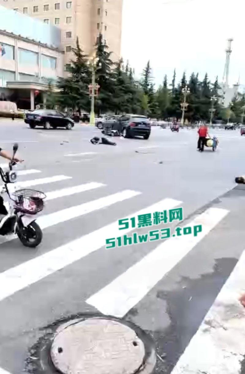 陕西宝鸡凤翔区党支部书记【张春凤】因丈夫出轨当众驾车怒撞小三,不料伤及多位无辜市民! 第7张 陕西宝鸡凤翔区党支部书记【张春凤】因丈夫出轨当众驾车怒撞小三,不料伤及多位无辜市民! 第7张