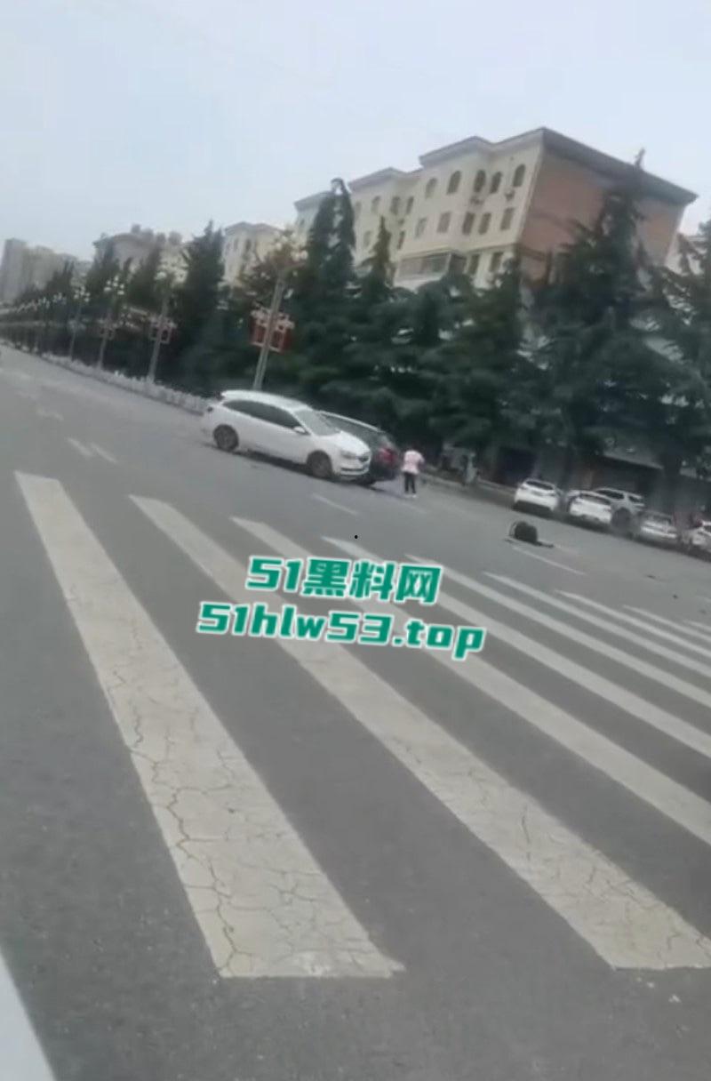 陕西宝鸡凤翔区党支部书记【张春凤】因丈夫出轨当众驾车怒撞小三,不料伤及多位无辜市民! 第8张 陕西宝鸡凤翔区党支部书记【张春凤】因丈夫出轨当众驾车怒撞小三,不料伤及多位无辜市民! 第8张