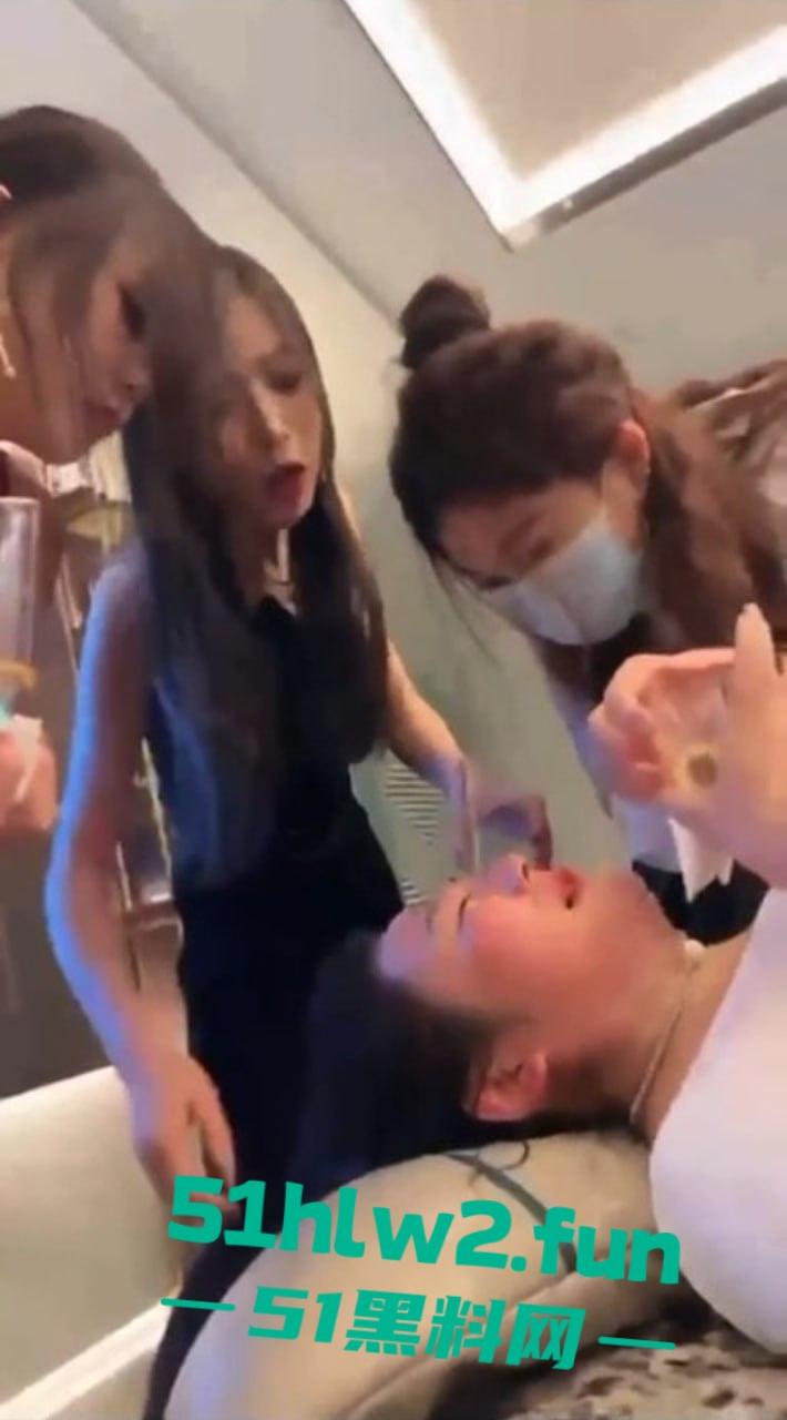 陪酒圈太狠了美女陪酒小妹被按住灌尿凌辱，几个集美联手欺负抢大哥的女人，集美上演塑料姐妹花大战  第3张