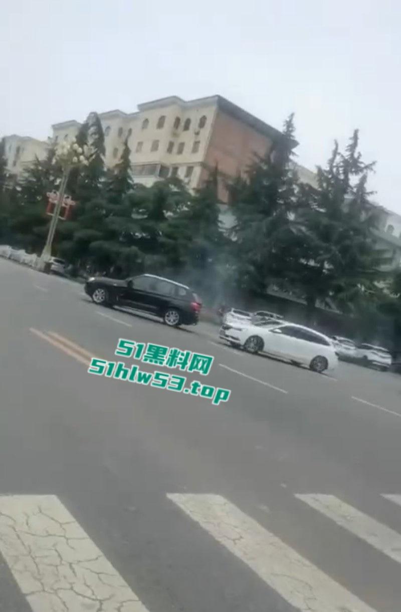 陕西宝鸡凤翔区党支部书记【张春凤】因丈夫出轨当众驾车怒撞小三,不料伤及多位无辜市民! 第9张 陕西宝鸡凤翔区党支部书记【张春凤】因丈夫出轨当众驾车怒撞小三,不料伤及多位无辜市民! 第9张