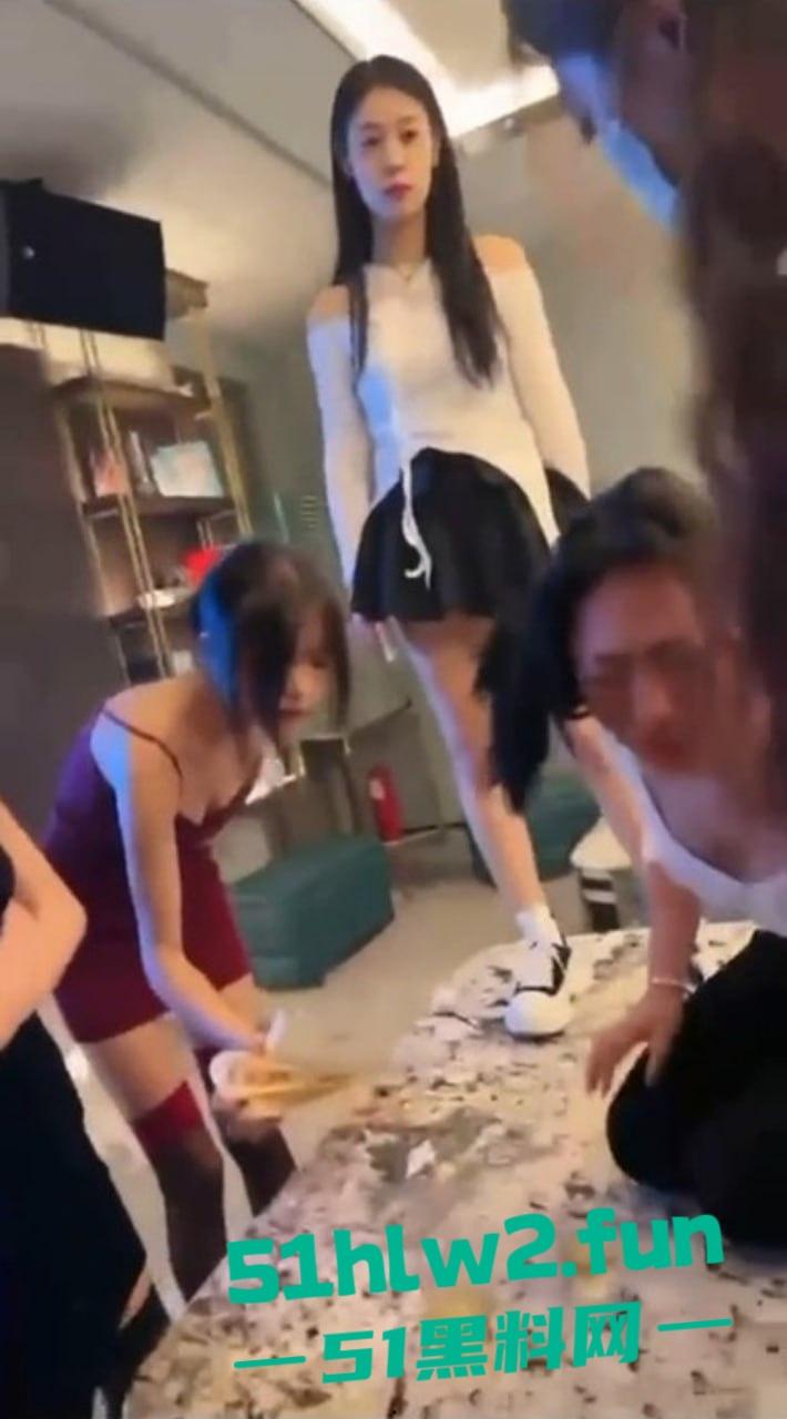 陪酒圈太狠了美女陪酒小妹被按住灌尿凌辱，几个集美联手欺负抢大哥的女人，集美上演塑料姐妹花大战  第5张