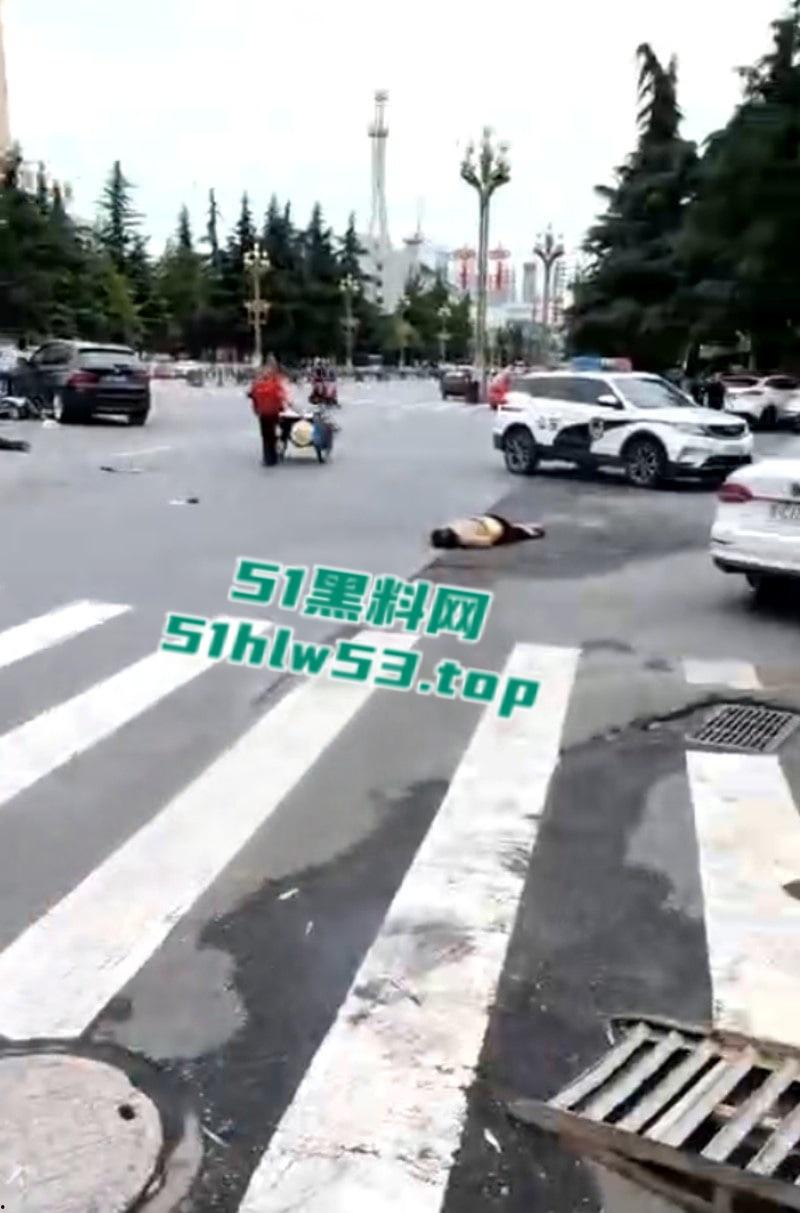 陕西宝鸡凤翔区党支部书记【张春凤】因丈夫出轨当众驾车怒撞小三,不料伤及多位无辜市民! 第10张 陕西宝鸡凤翔区党支部书记【张春凤】因丈夫出轨当众驾车怒撞小三,不料伤及多位无辜市民! 第10张