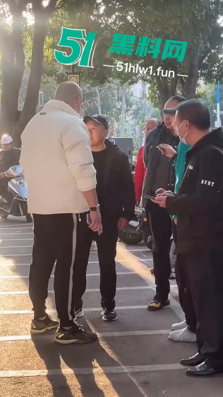 泉州石狮鸳鸯池公园免费爱心早餐摊,被大爷破口大骂只因来晚没拿到油条,果然生米恩斗米仇啊。 第1张 泉州石狮鸳鸯池公园免费爱心早餐摊,被大爷破口大骂只因来晚没拿到油条,果然生米恩斗米仇啊。 第1张