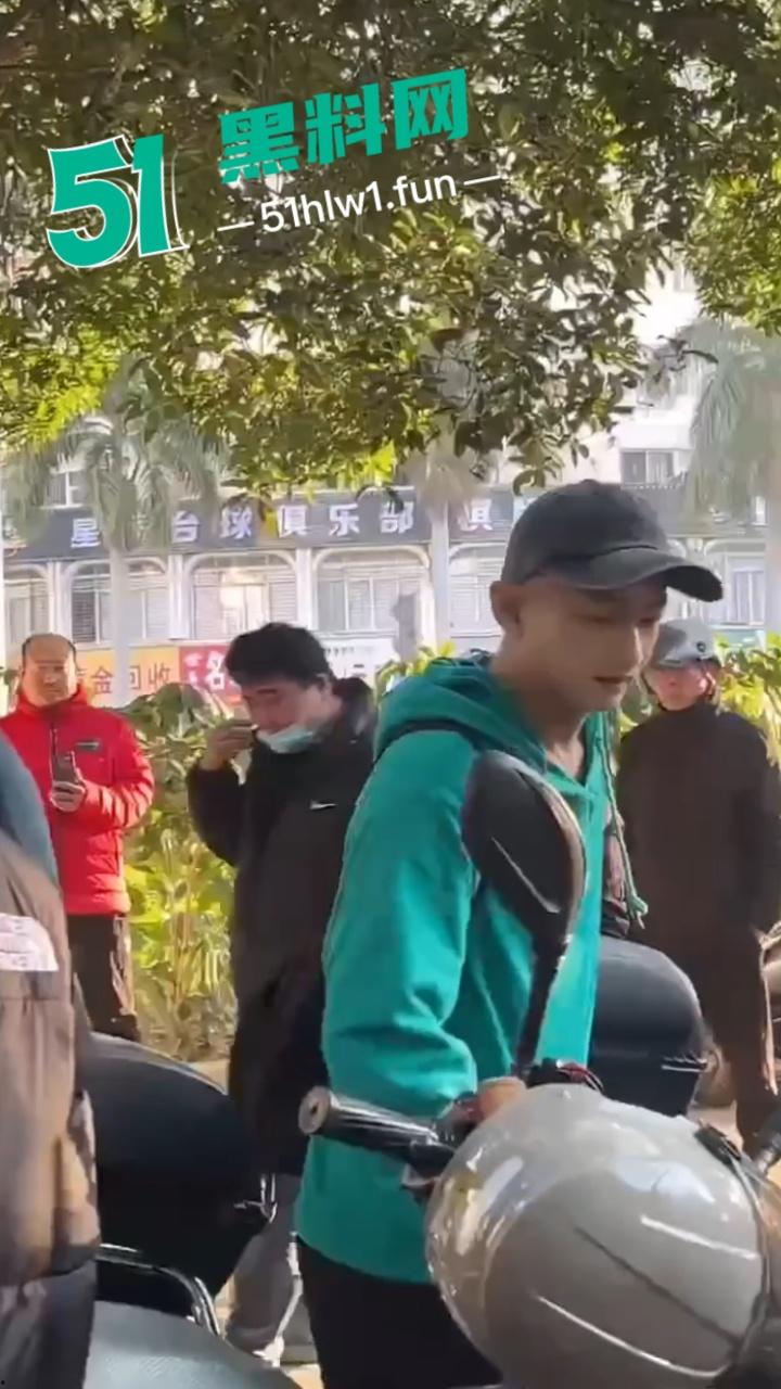 泉州石狮鸳鸯池公园免费爱心早餐摊,被大爷破口大骂只因来晚没拿到油条,果然生米恩斗米仇啊。 第2张 泉州石狮鸳鸯池公园免费爱心早餐摊,被大爷破口大骂只因来晚没拿到油条,果然生米恩斗米仇啊。 第2张