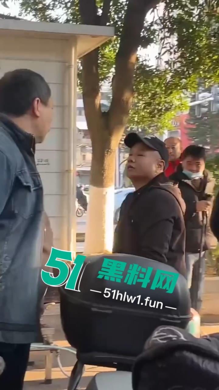 泉州石狮鸳鸯池公园免费爱心早餐摊,被大爷破口大骂只因来晚没拿到油条,果然生米恩斗米仇啊。 第3张 泉州石狮鸳鸯池公园免费爱心早餐摊,被大爷破口大骂只因来晚没拿到油条,果然生米恩斗米仇啊。 第3张