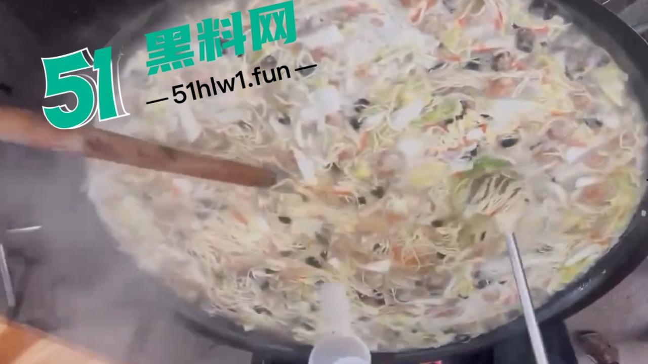 泉州石狮鸳鸯池公园免费爱心早餐摊,被大爷破口大骂只因来晚没拿到油条,果然生米恩斗米仇啊。 第4张 泉州石狮鸳鸯池公园免费爱心早餐摊,被大爷破口大骂只因来晚没拿到油条,果然生米恩斗米仇啊。 第4张