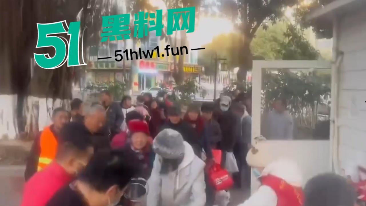 泉州石狮鸳鸯池公园免费爱心早餐摊,被大爷破口大骂只因来晚没拿到油条,果然生米恩斗米仇啊。 第5张 泉州石狮鸳鸯池公园免费爱心早餐摊,被大爷破口大骂只因来晚没拿到油条,果然生米恩斗米仇啊。 第5张