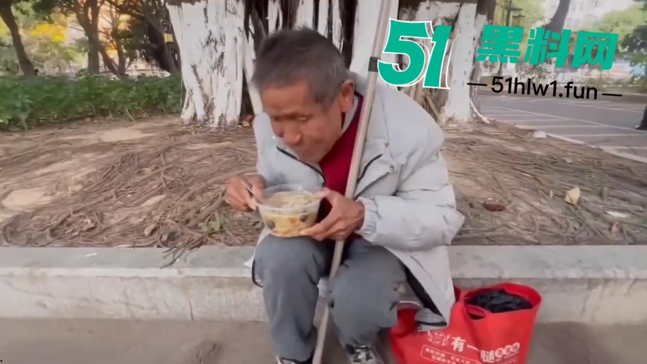 泉州石狮鸳鸯池公园免费爱心早餐摊,被大爷破口大骂只因来晚没拿到油条,果然生米恩斗米仇啊。 第6张 泉州石狮鸳鸯池公园免费爱心早餐摊,被大爷破口大骂只因来晚没拿到油条,果然生米恩斗米仇啊。 第6张