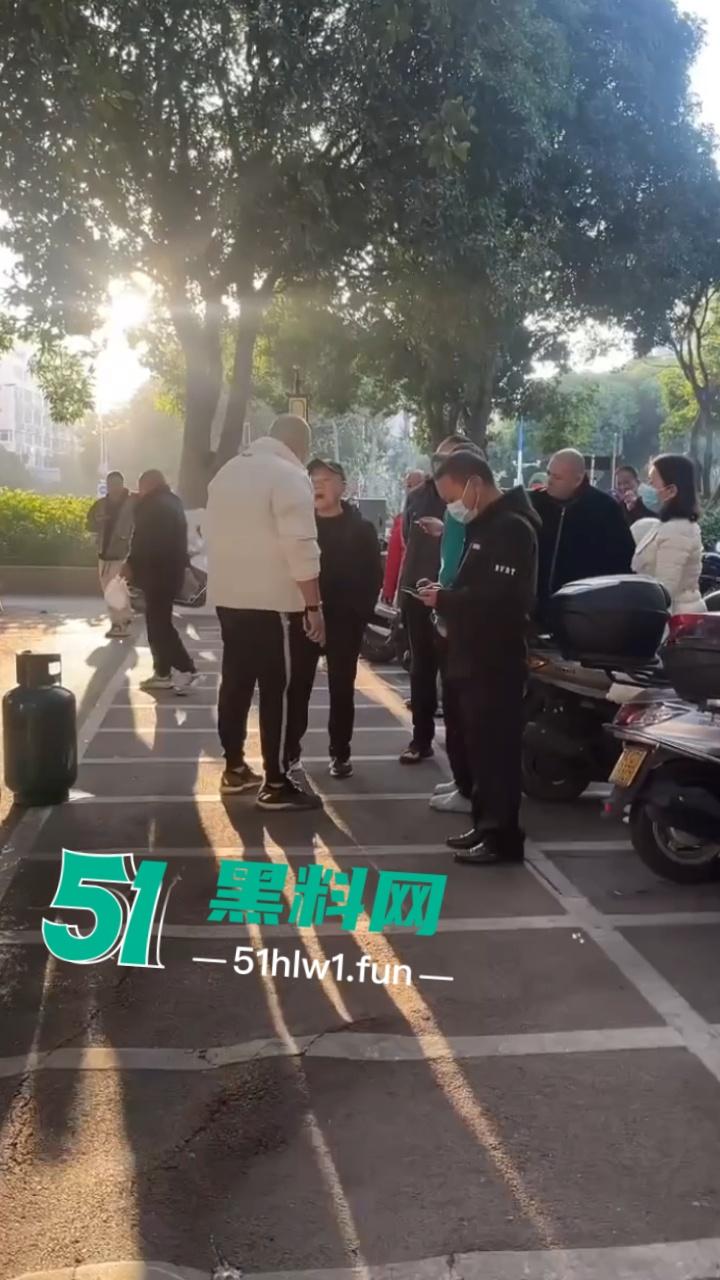 泉州石狮鸳鸯池公园免费爱心早餐摊,被大爷破口大骂只因来晚没拿到油条,果然生米恩斗米仇啊。 第7张 泉州石狮鸳鸯池公园免费爱心早餐摊,被大爷破口大骂只因来晚没拿到油条,果然生米恩斗米仇啊。 第7张