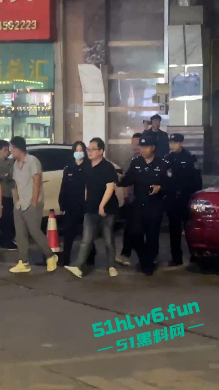 广州城市派对突击扫黄带走一群骚逼老鸨和嫖客，夜店公主排队上车心酸又好笑。  第1张