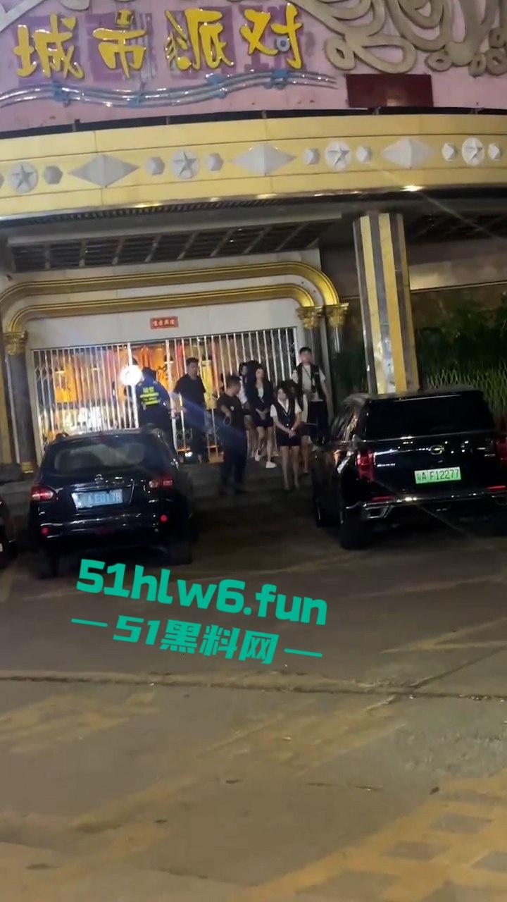 广州城市派对突击扫黄带走一群骚逼老鸨和嫖客，夜店公主排队上车心酸又好笑。  第2张