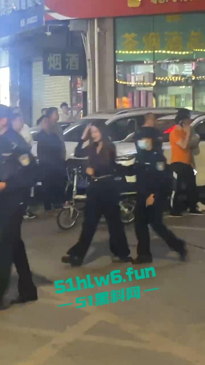 广州城市派对突击扫黄带走一群骚逼老鸨和嫖客，夜店公主排队上车心酸又好笑。  第3张