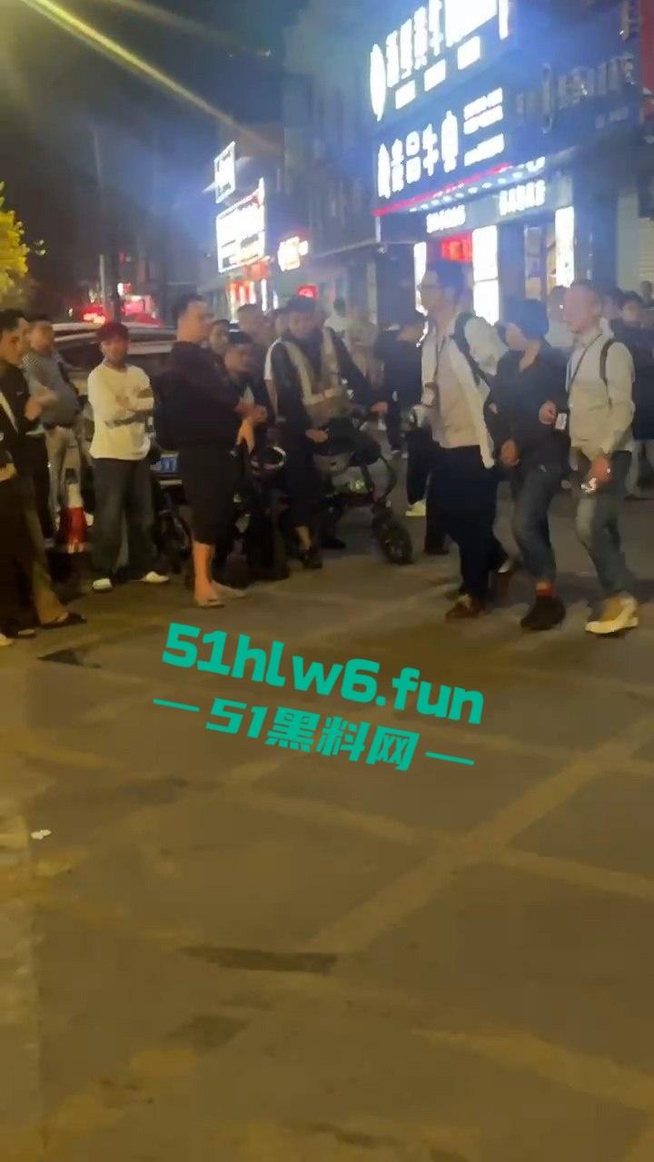 广州城市派对突击扫黄带走一群骚逼老鸨和嫖客，夜店公主排队上车心酸又好笑。  第4张