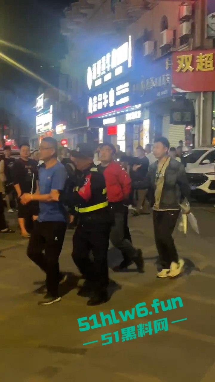 广州城市派对突击扫黄带走一群骚逼老鸨和嫖客，夜店公主排队上车心酸又好笑。  第5张