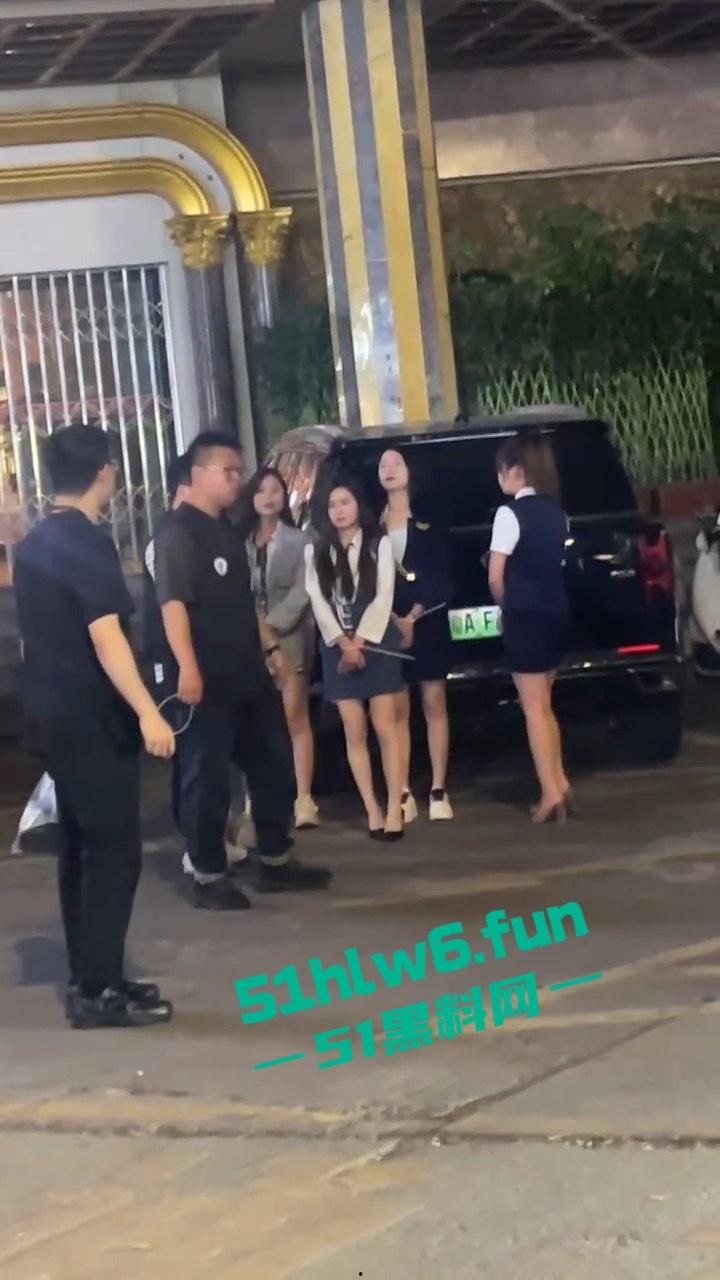 广州城市派对突击扫黄带走一群骚逼老鸨和嫖客，夜店公主排队上车心酸又好笑。  第6张