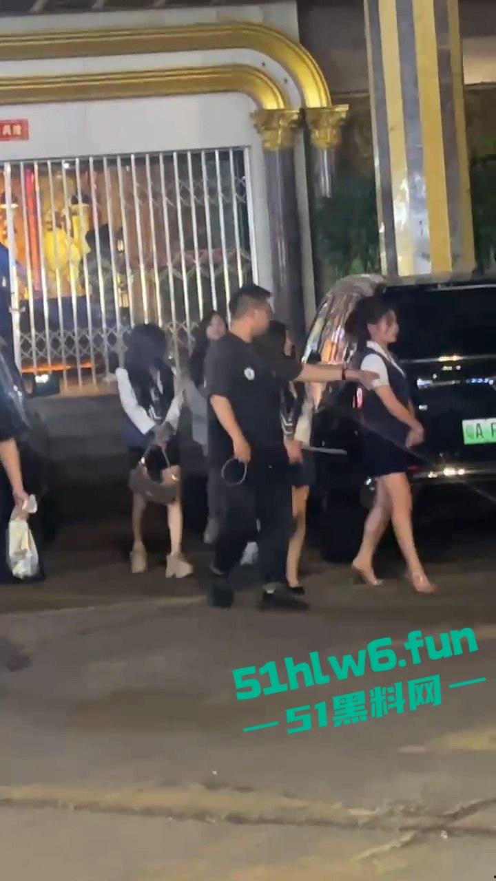 广州城市派对突击扫黄带走一群骚逼老鸨和嫖客，夜店公主排队上车心酸又好笑。  第7张