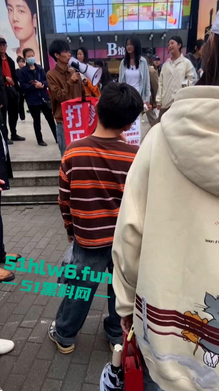 我了个骚刚开了眼了！谈了八年付出70多万女方买房一分不出，小伙崩溃街骂女友激情分手！  第1张