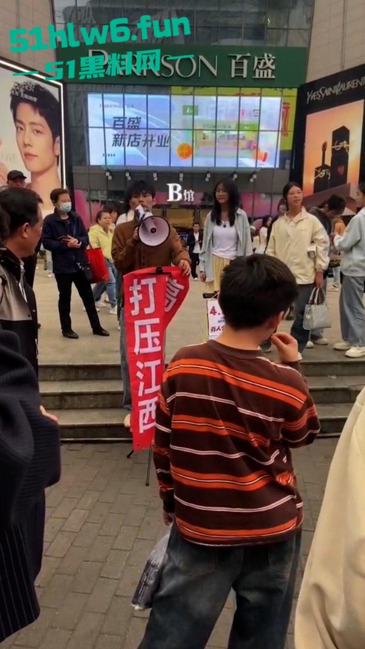 我了个骚刚开了眼了！谈了八年付出70多万女方买房一分不出，小伙崩溃街骂女友激情分手！  第2张