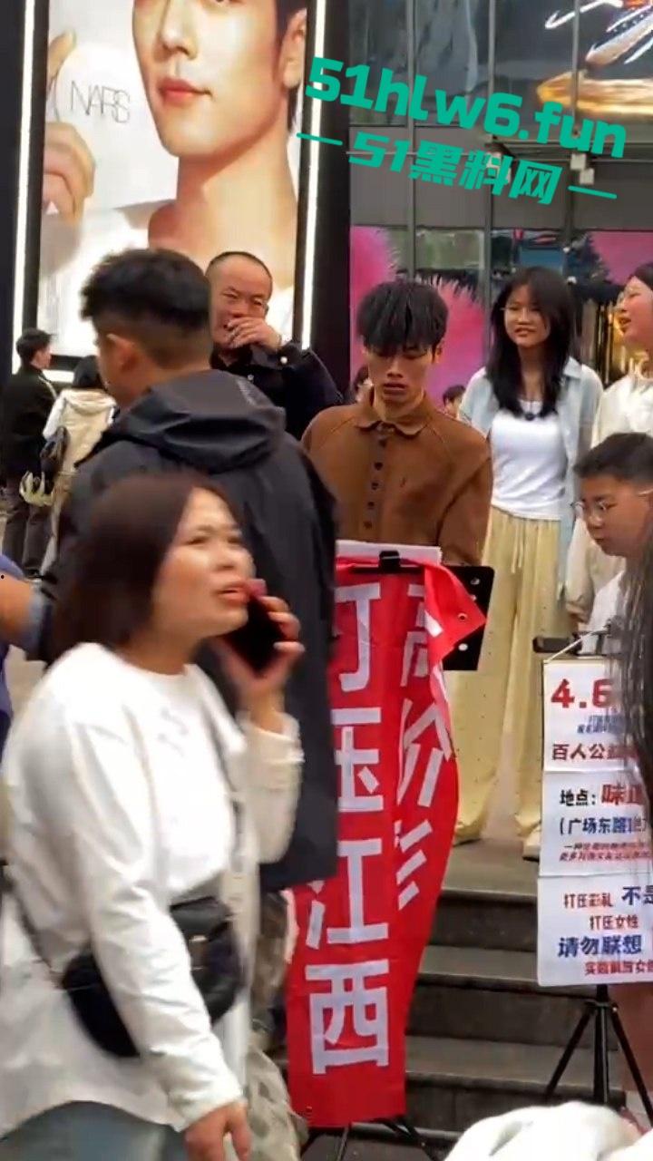 我了个骚刚开了眼了！谈了八年付出70多万女方买房一分不出，小伙崩溃街骂女友激情分手！  第4张