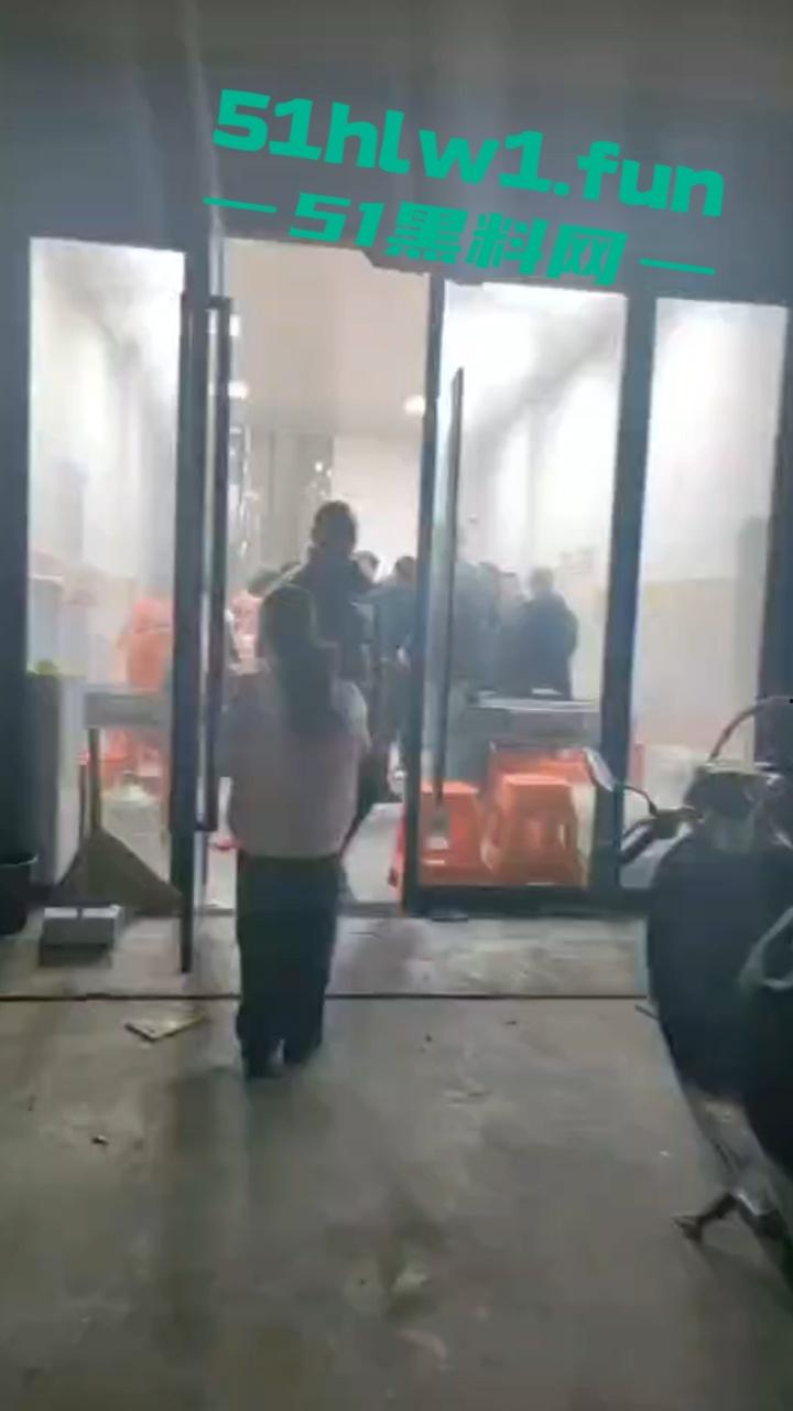 臭棋篓子太没牌品！男子打麻将被自摸胡牌 记恨对家没有碰 愤而打砸麻将馆！  第1张