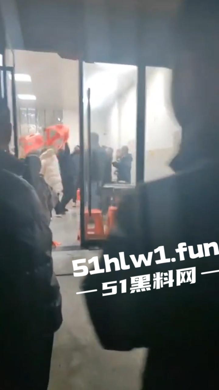 臭棋篓子太没牌品！男子打麻将被自摸胡牌 记恨对家没有碰 愤而打砸麻将馆！  第2张