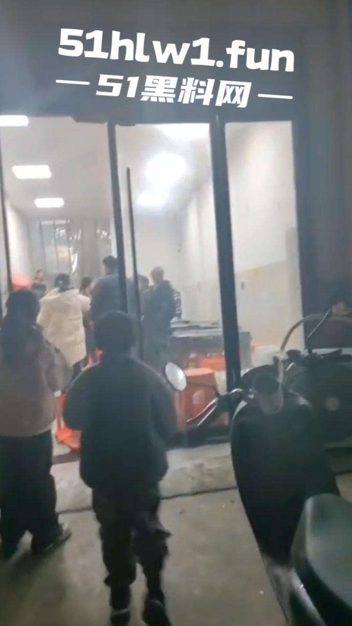 臭棋篓子太没牌品！男子打麻将被自摸胡牌 记恨对家没有碰 愤而打砸麻将馆！  第3张