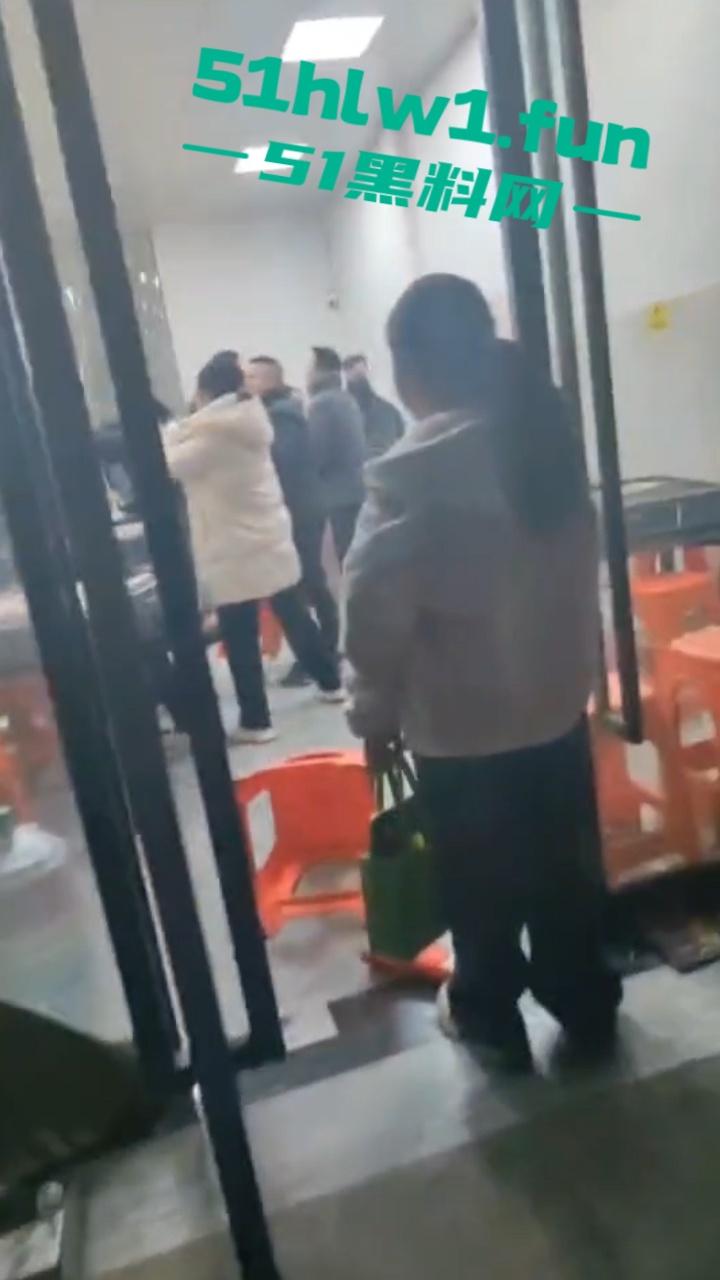 臭棋篓子太没牌品！男子打麻将被自摸胡牌 记恨对家没有碰 愤而打砸麻将馆！  第4张