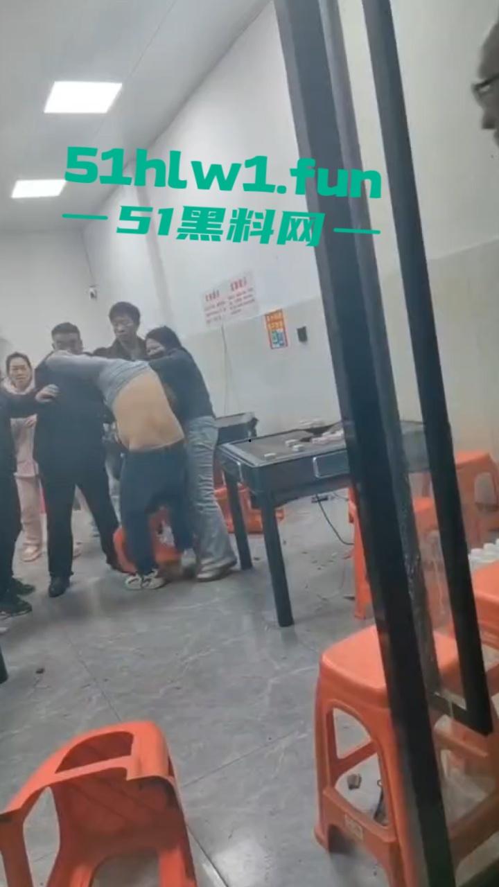 臭棋篓子太没牌品！男子打麻将被自摸胡牌 记恨对家没有碰 愤而打砸麻将馆！  第5张