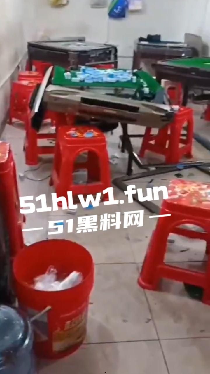 臭棋篓子太没牌品！男子打麻将被自摸胡牌 记恨对家没有碰 愤而打砸麻将馆！  第6张