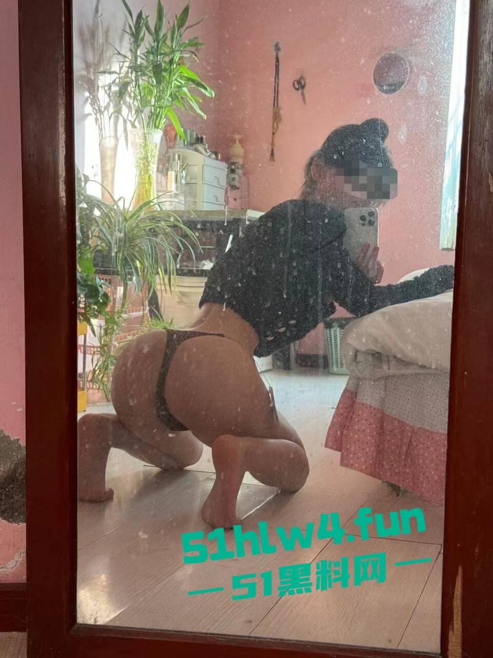 苏州大学高颜值【谢赛雅】外网变福利姬，据爆料消息称，大长腿骚货全国空降随便操。  第1张