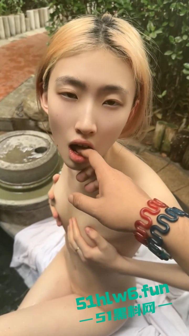 顶级身材校花女神【濑濑】身材高挑腿长逆天，被土豪调教自慰露出全裸游走学校性感至极。  第2张