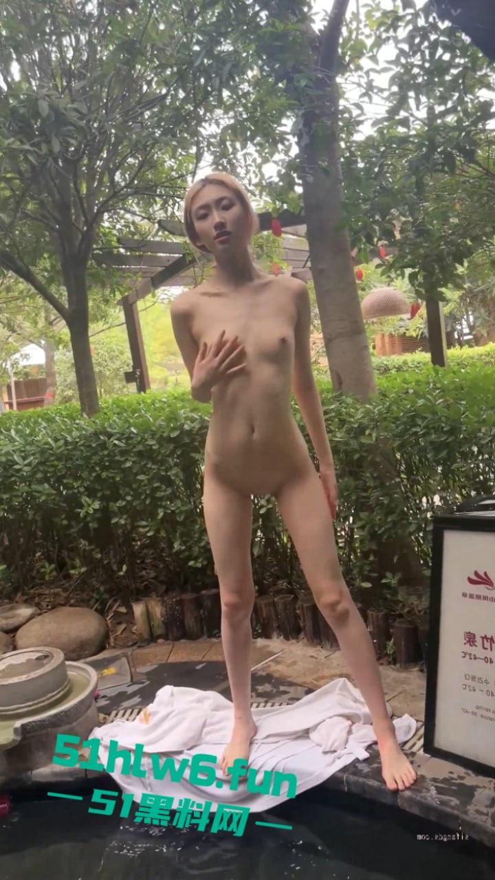 顶级身材校花女神【濑濑】身材高挑腿长逆天，被土豪调教自慰露出全裸游走学校性感至极。  第8张