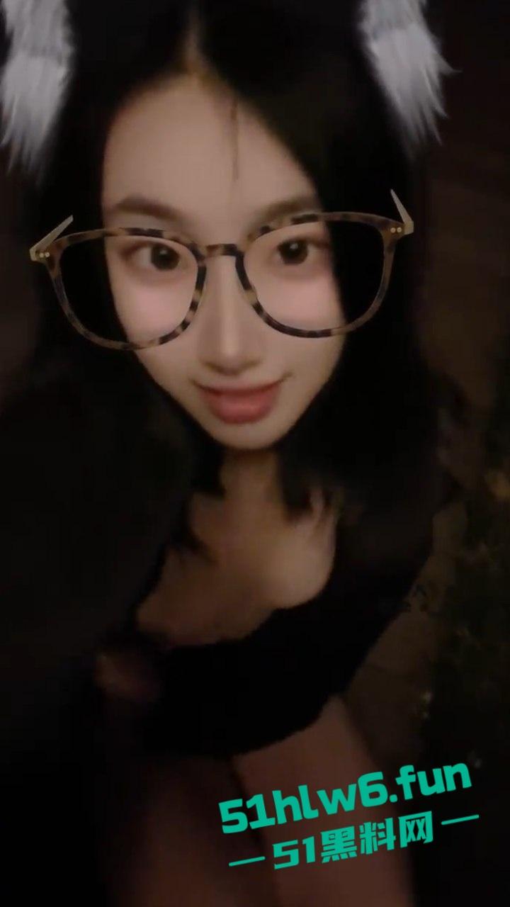 顶级身材校花女神【濑濑】身材高挑腿长逆天，被土豪调教自慰露出全裸游走学校性感至极。  第10张