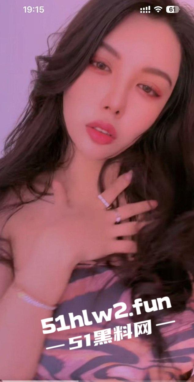 抖音小卷卷老师原名【张栩菲】曾经是尤果网当家花旦,加微自购定制福利已经从良内容绝版。 第10张 抖音小卷卷老师原名【张栩菲】曾经是尤果网当家花旦,加微自购定制福利已经从良内容绝版。 第10张