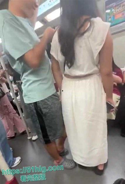 【广州】地铁惊现女痴汉 白衣骚女大胆抚摸男乘客肉棒 握住揉搓让人看呆 两人下车后酒店约炮疯狂做爱 第2张 【广州】地铁惊现女痴汉 白衣骚女大胆抚摸男乘客肉棒 握住揉搓让人看呆 两人下车后酒店约炮疯狂做爱 第2张