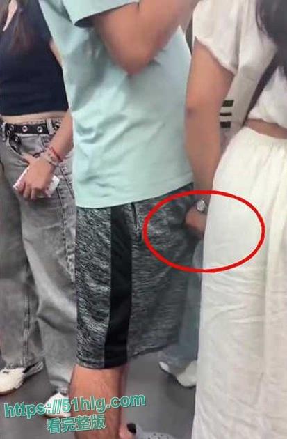 【广州】地铁惊现女痴汉 白衣骚女大胆抚摸男乘客肉棒 握住揉搓让人看呆 两人下车后酒店约炮疯狂做爱 第3张 【广州】地铁惊现女痴汉 白衣骚女大胆抚摸男乘客肉棒 握住揉搓让人看呆 两人下车后酒店约炮疯狂做爱 第3张